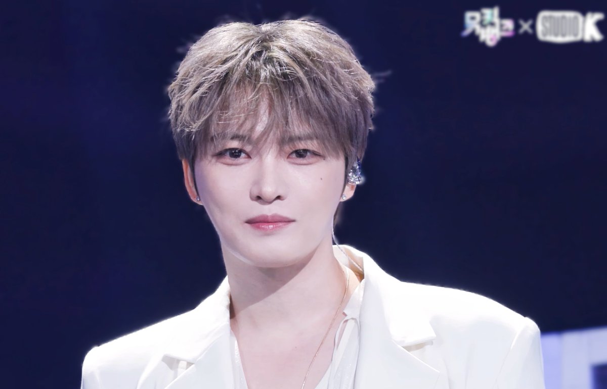 INFJ_JJ's tweet photo. 260821 KBS Music Bank repo
Oppa came out from the right side of the stage. He was dressed like a charming prince in white, and his in-ear monitor was sparkly ✨He's so amazing (I laughed, then cried, then laughed again 😭😂).

After recording the performance, he sat in the area on the right to get his makeup touched up and his hair fixed while also watching the monitor playback of the stage they had just recorded. Whenever he got the chance, Oppa would turn around and chat with the babies! It was mostly just casual chat like, “Have you eaten yet?”, “You’ve got some confetti in your hair,” and “Thank you for coming.”

The performance was recorded three times in total. During the first take, Oppa kind of forgot the lyrics. He kept muttering under his breath about not being able to remember the words, then went over and over the lines because he was so worried he might forget them again.  The other two takes were absolutely perfect!

Then during the live broadcast, right when the camera cut to him(I was watching the live outside the venue), he just took off in the car. I didn’t even have time to switch the camera— and he was gone in a flash.

@bornfreeonekiss
#김재중 #Kimjaejoong #ジェジュン #金在中 #뮤뱅사녹 #thewave