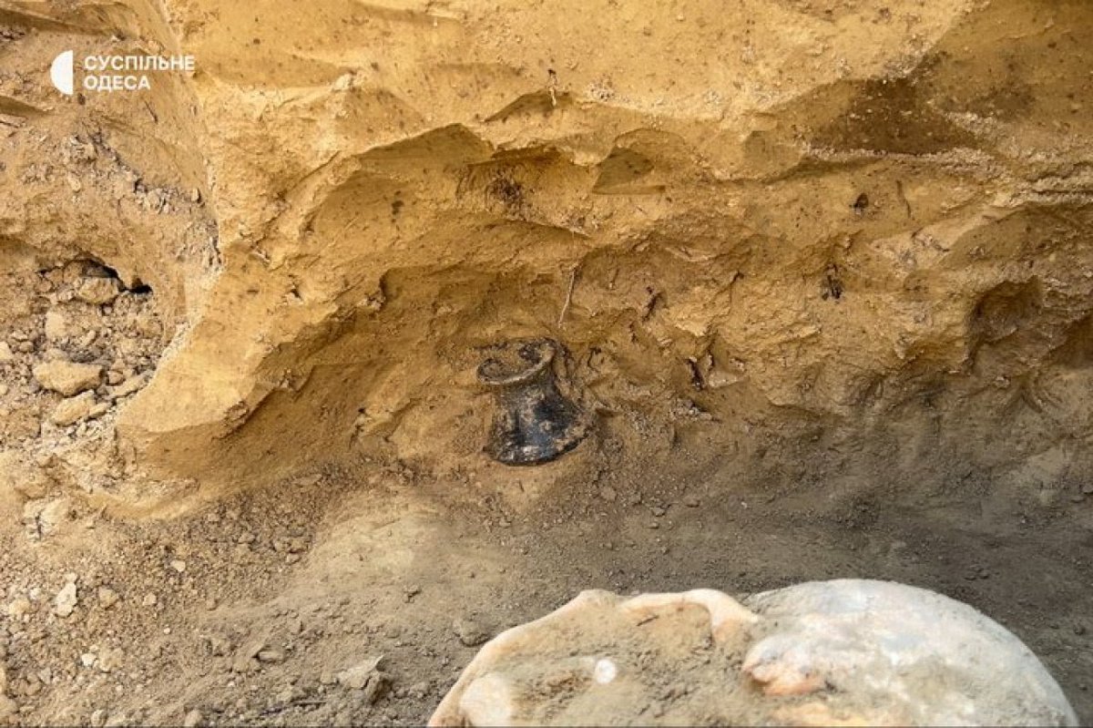 ticiaverveer's tweet photo. Archaeologists discovered several burials dating back to the second and third centuries CE alongside a ceremonial horse harness from the Early Iron Age at the Kartal hillfort site, near the village of Orlivka, Odesa Province, Ukraine. 
📷Suspilne Odesa 
https://t.co/J9lfKZohaz https://t.co/JG5hPp03yF