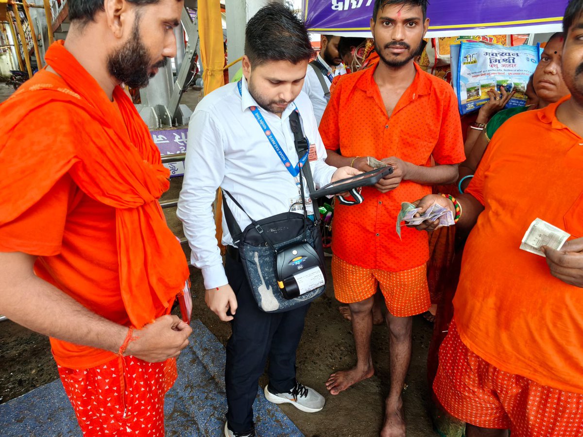 EasternRailway's tweet photo. Ticketing Made Easier for Every Pilgrim.

From handheld terminals issuing unreserved tickets directly to Kanwariyas to additional ATVMs installed near the passenger holding area, Eastern Railway is making ticketing faster and more convenient for pilgrims at Jasidih Junction during Shravani Mela.
Convenience at every step, seamless travel for every devotee.

#ShravaniMela2026 #JasidihJunction #Kanwariya #EasternRailway #ATVM #PassengerConvenience #SeamlessTravel