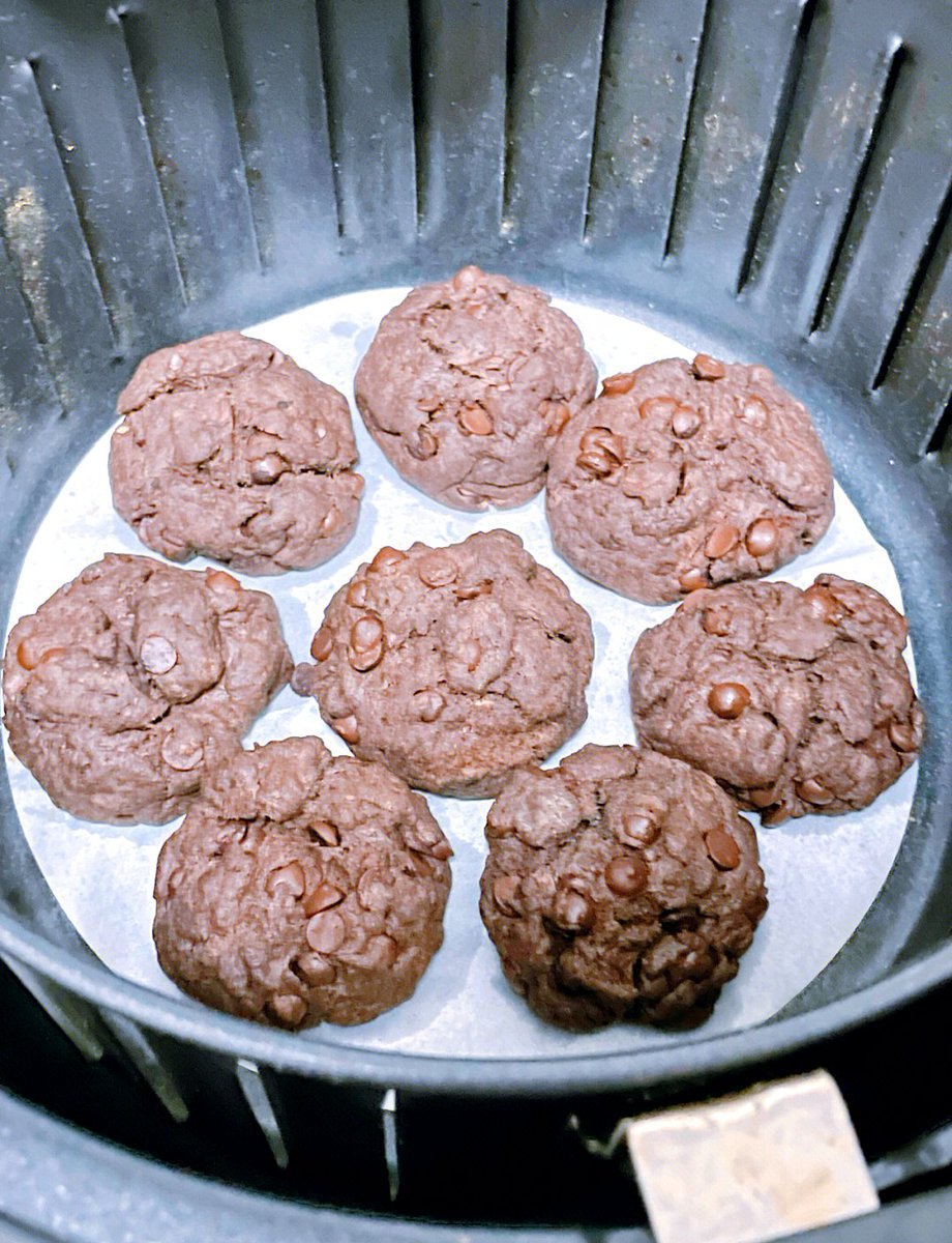 Intervenor7's tweet photo. Just pulled these warm, buttery chocolate chip cookies out of the oven—golden edges, gooey centers, and the whole kitchen smells like pure happiness  Loved every messy, delicious step of this cozy Sunday bake! https://t.co/l4t1xSQxQ8