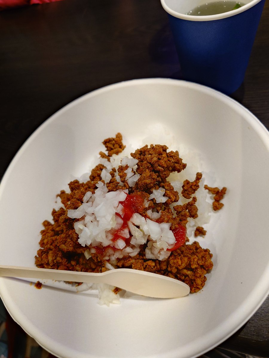 setsuna_kanon's tweet photo. 恒例の夏祭りでした🎐

ステージのど真ん中に炊飯器があるの、大変シュール

真剣に歌を聞いているのに炊飯器やおしゃもじが視界にちらつく
それもまた味がある(？)

タコライスもがごめ昆布スープもフルーチェパフェも美味でした😊

友人と何故か浴衣の時だけ写真を撮る👘
浴衣が三者三様すぎて面白い https://t.co/zfLTKnwr4k