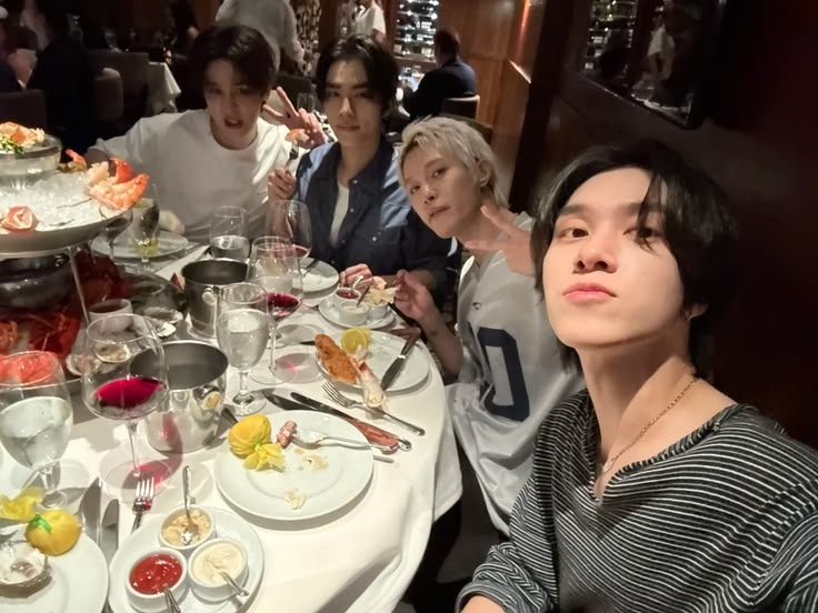 ifntakoyaki's tweet photo. wayv family dinners are so dear to me, please continue forever ❤️❤️❤️❤️❤️ https://t.co/sB0Vm2Ggl2