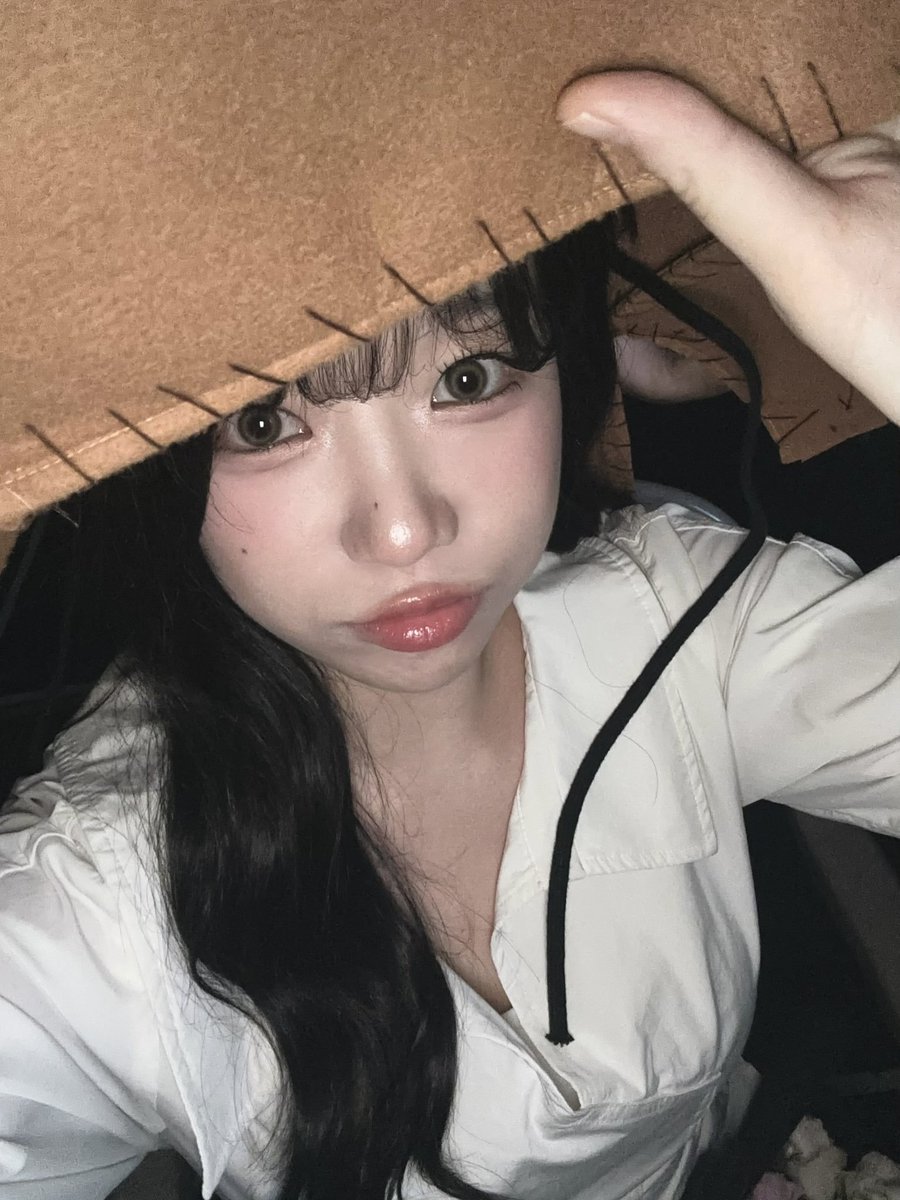 sparklingjyr's tweet photo. yena's girlfriend btw https://t.co/vt7d5S72co