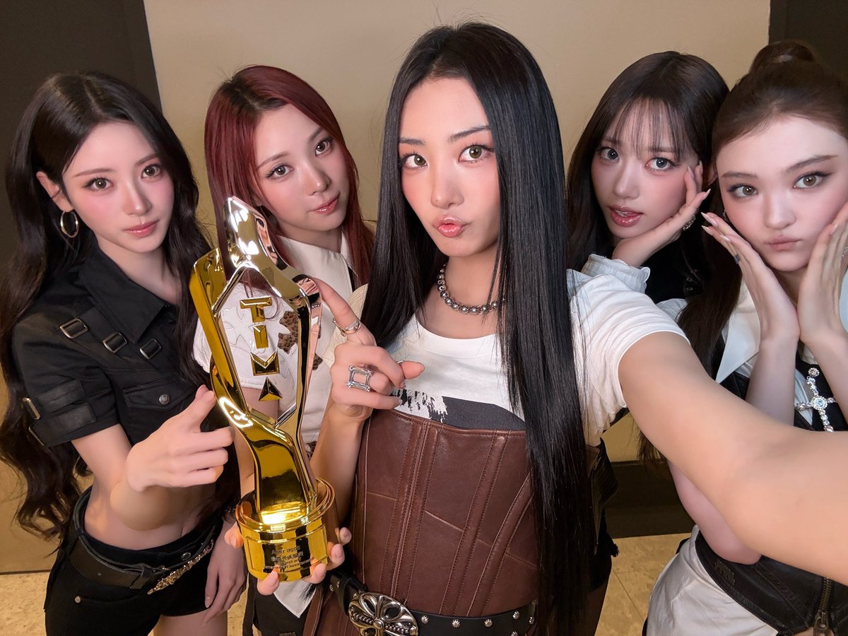 MEOVV_talk's tweet photo. [📸] 260823 #MENOVV 

🏆 The breakout international performance 

#MEOVV #미야오 
#THEBLACKLABEL #더블랙레이블 https://t.co/m91mYDtyH5