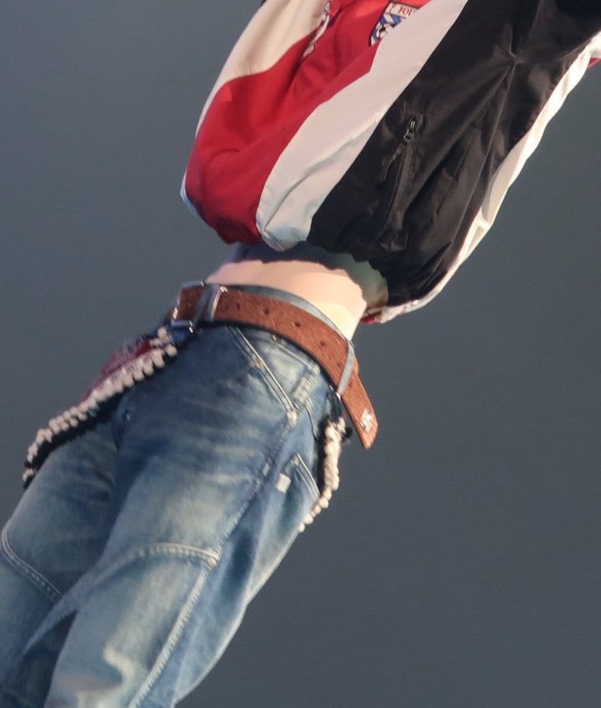sungihring's tweet photo. the waist                              the belt https://t.co/FXLJj8loer