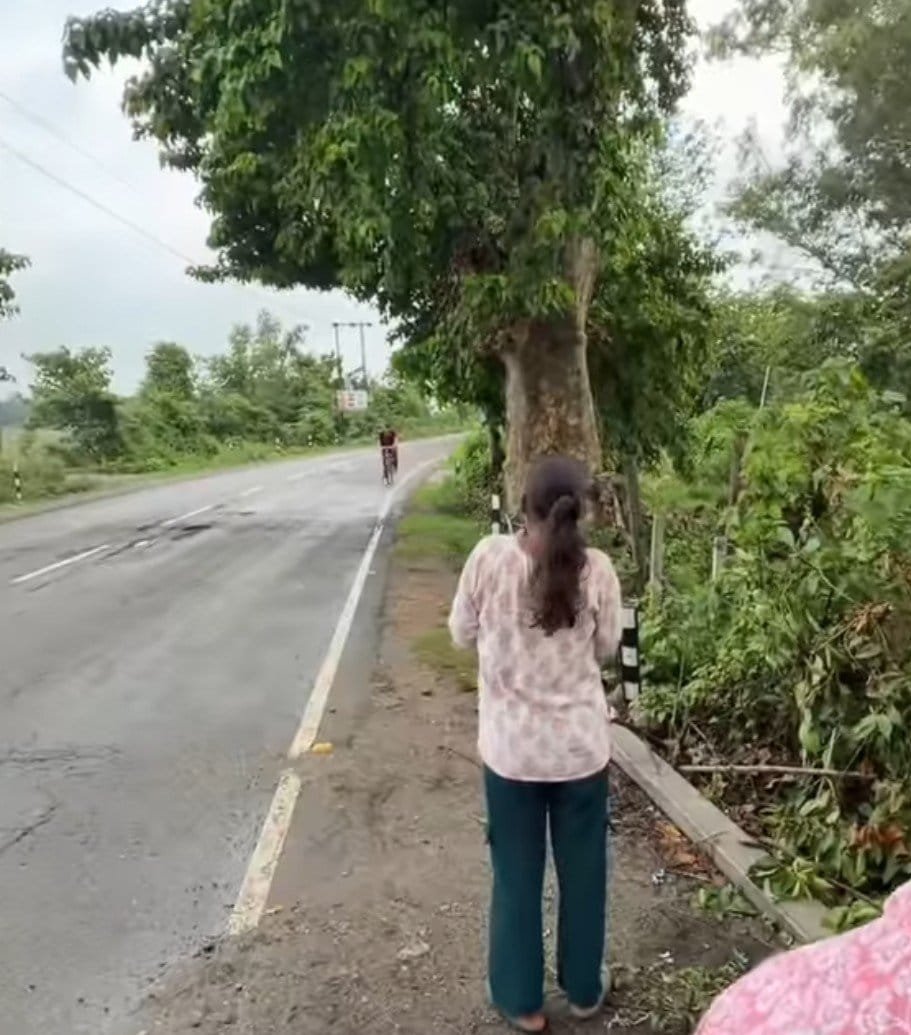 Nandini808's tweet photo. A man bought ₹200 worth of mangoes from a girl selling them by the roadside and paid through UPI.

As he was about to leave, the girl politely said, "Please wait for a moment. Let me call home and check if the money has been received."

She explained that some people had taken mangoes before and showed fake payment screenshots using fake UPI apps without actually paying.

Because of a few dishonest people, poor vendors are forced to verify every payment.

What do people really gain by cheating someone who is only trying to earn an honest living? One person's fraud creates trouble for everyone else.