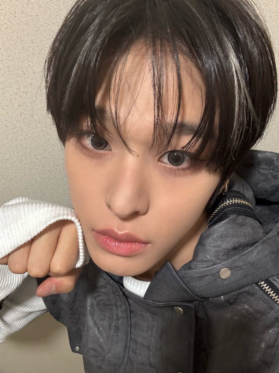 xeunghannn's tweet photo. riku with eyeliner is prettiest ever give me 72816 of them please https://t.co/hIRBILqBSu