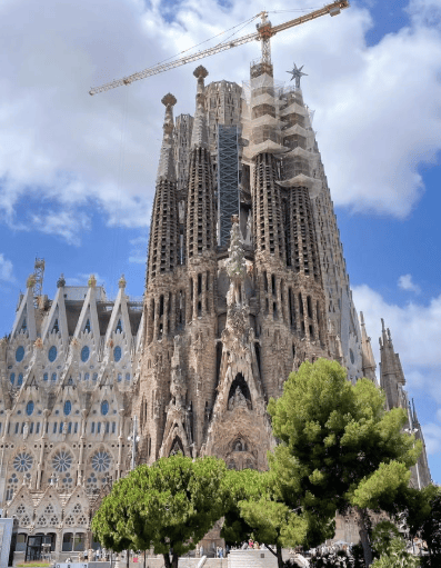 4_gcy's tweet photo. Barcelona de noche bajo la Sagrada Família, con un café caliente en mano  Cada rincón tiene un sorpresa que me roba el corazón. https://t.co/RStJtD18nG