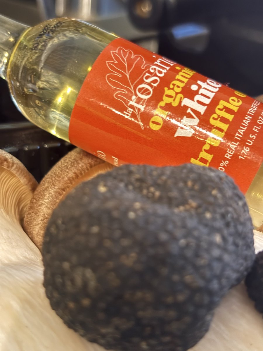 Realtruffles's tweet photo. Fresh summer truffles, mushrooms and Oevoo. This will turn into an incredible salad! https://t.co/SlF8O6xPMW