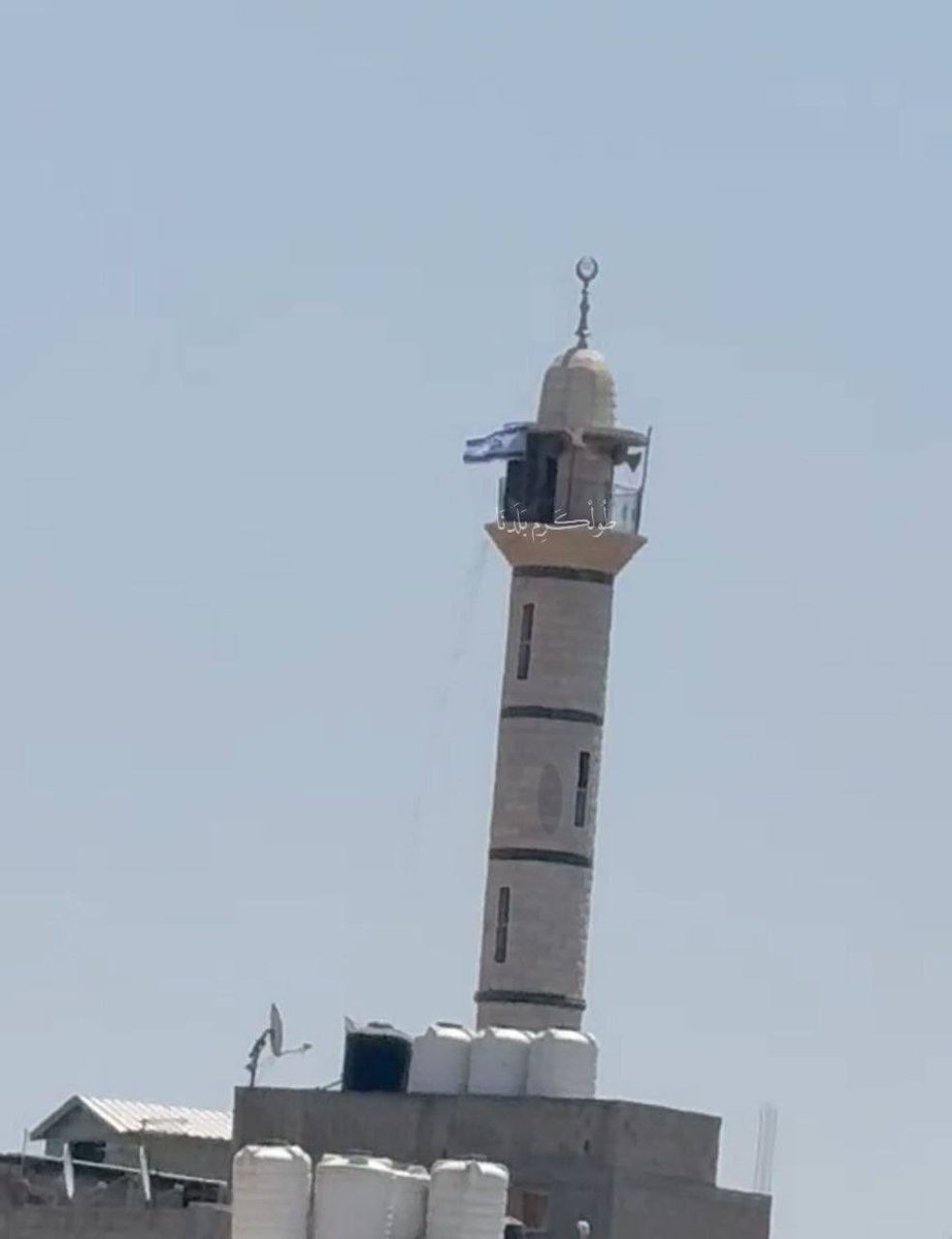 warfareanalysis's tweet photo. ⚡️West Bank sources: 

Israeli army raises the Israeli flag over the minaret of a mosque in Nur Shams Camp, east of Tulkarm, West Bank https://t.co/6UkdtAf6q3