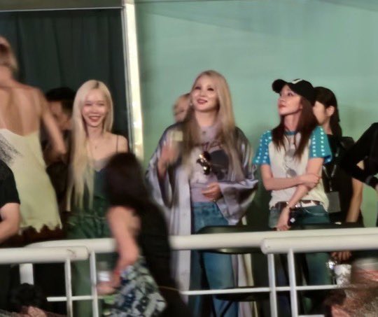 winterfuyu0101's tweet photo. WINTER with 2NE1 unnies 🥹🥰  at big bang concert 

make me remember when she attended 2NE1 concert 🤍 https://t.co/gvXMNd34KZ
