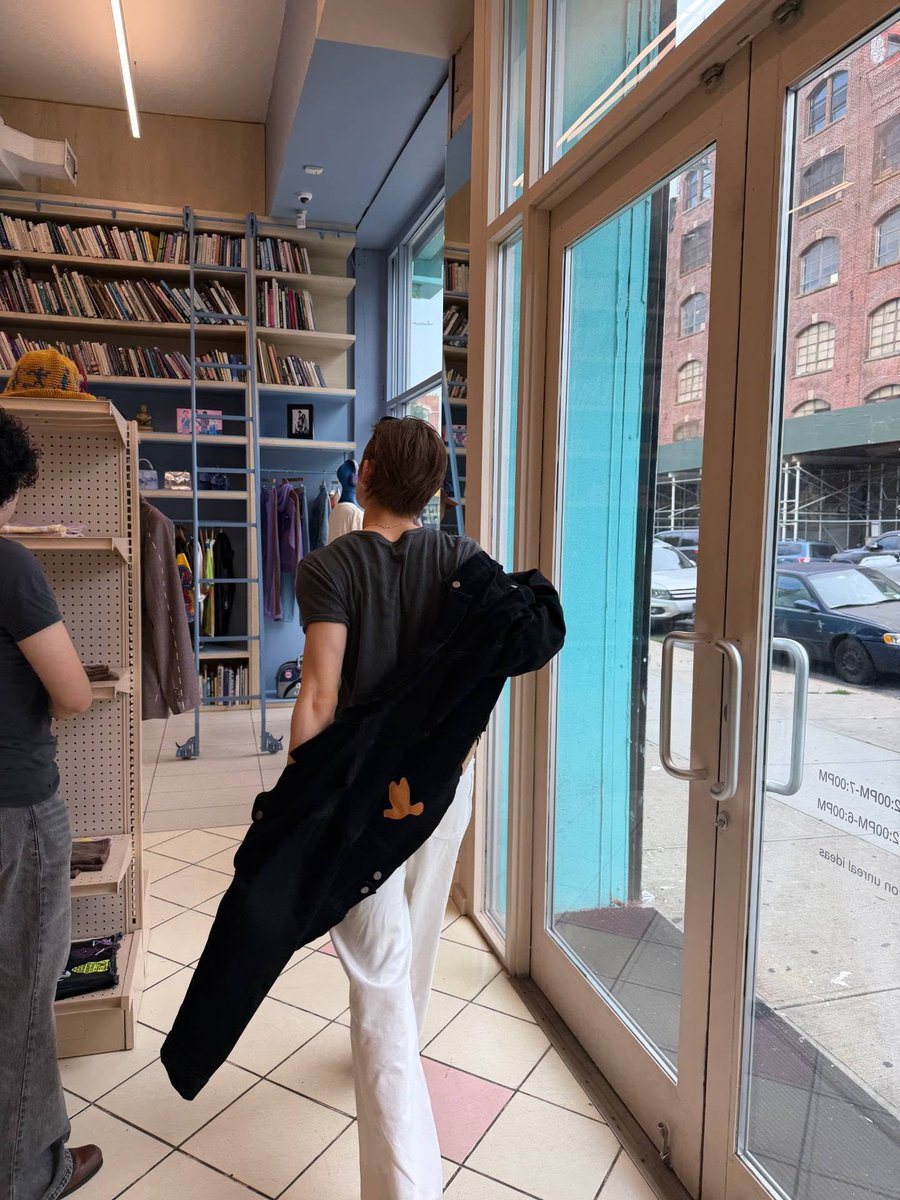 translatingTXT's tweet photo. [260823] txt tiktok update - #yeonjun 

“out for a bit”

🎵 love spells - don’t touch https://t.co/Gw0uuV6ZoI