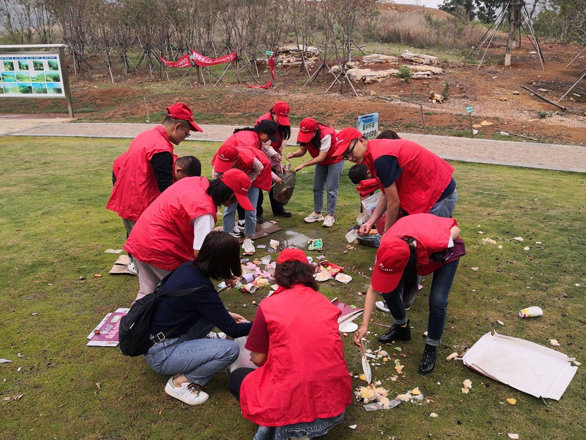 KammingaBecky's tweet photo. Join our neighborhood park cleanup this Saturday (9AM-12PM)! Bring gloves u0026 water. Let’s make our community greener together – sign up via the link in bio! https://t.co/mocC3cKPzw