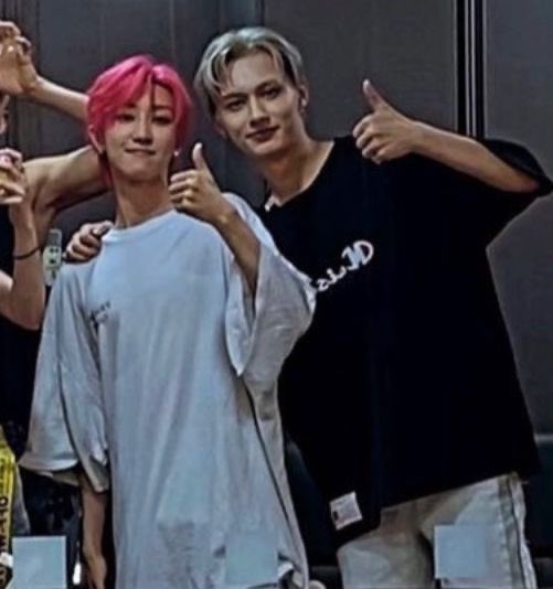 senmeewithyoon's tweet photo. junhao’s size diff needs to be studied fr https://t.co/73RoT6B4ck