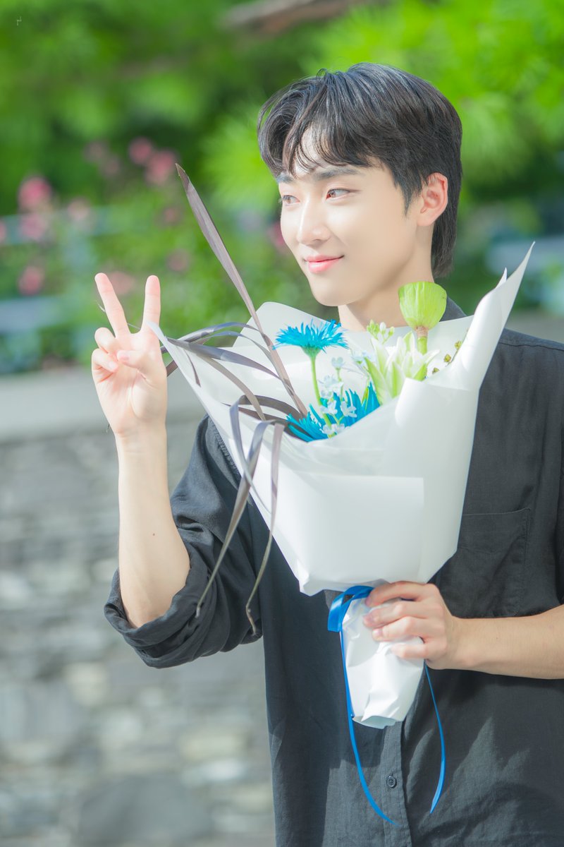 bigbirdpic's tweet photo. 260823 낮 
창극 살로메 
퇴근길  

나라보스 #권태하

-

꽃들자마자 구름걷히죠? 햇살요정이죠? https://t.co/LHOF2ZJPRo