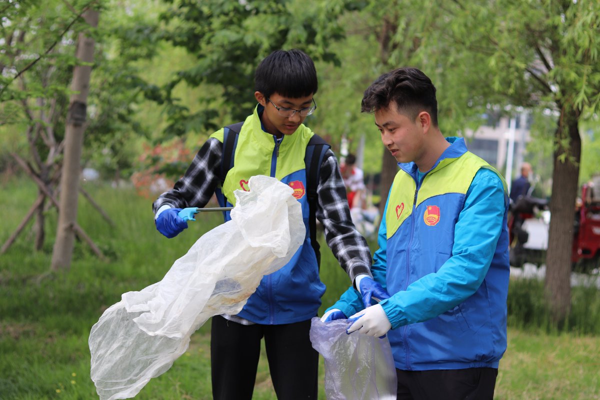 Troycam19530140's tweet photo. Just wrapped up a 5-hour community park cleanup with 20 awesome volunteers! Picked up 12 big garbage bags of litter and left the space way cleaner for neighbors and kids to enjoy  Small acts make big differences!， https://t.co/VZZGSMoGnF