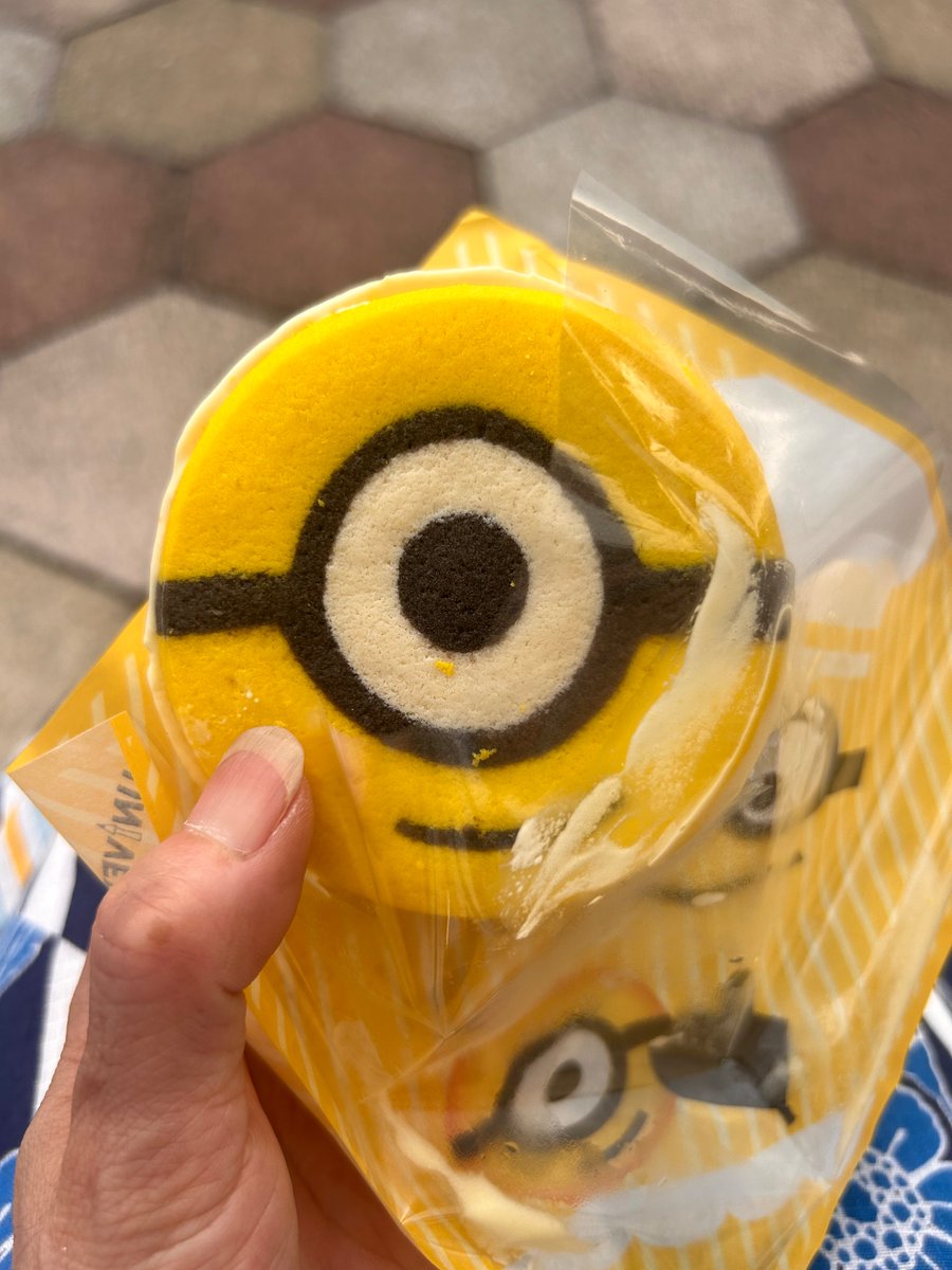 snowtoptop's tweet photo. ユニバイン
今日の私の小腹スイーツは、
ミニオンクッキーサンドアイスだった！
お約束の映画ステッカーもゲット
( *˙ω˙*)و ｸﾞｯ!
(*´༥`*)ｳﾏｳﾏご馳走様でした😋

#USJファン https://t.co/FuyADK0jm2