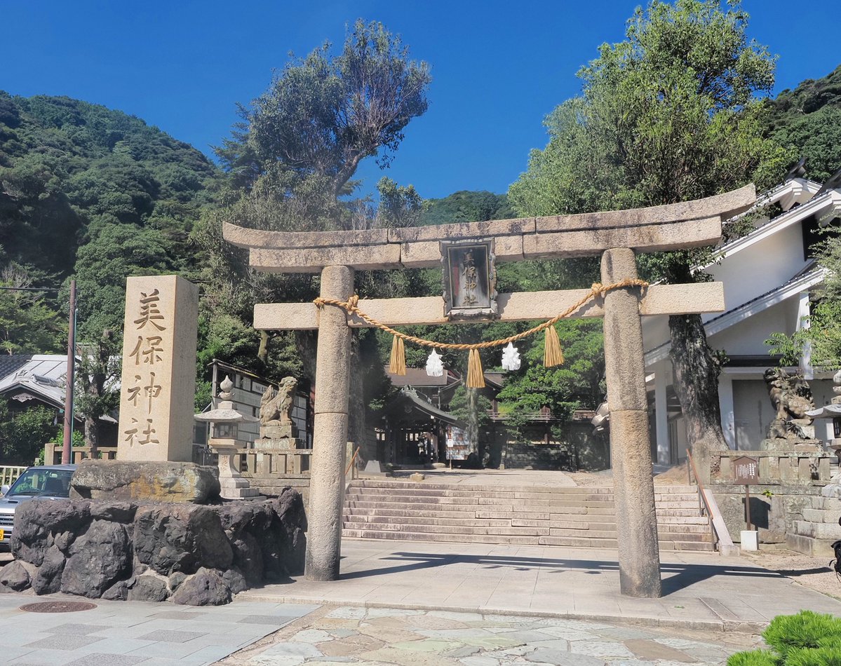 SarasvatiSayori's tweet photo. 【美保神社】松江市美保関町美保関
主祭神は事代主神と三穂津姫命。
創建は不詳ですが、式内小社で、旧社格は国幣中社。
重要文化財の本殿は左右二殿連棟の大社造で、「美保造」とか「比翼大社造」と呼ばれます。
拝殿は吹き放ちで外陣が土間なので、普通の神社とは違う印象を受けます。
#神社 https://t.co/OFvES5JBxz