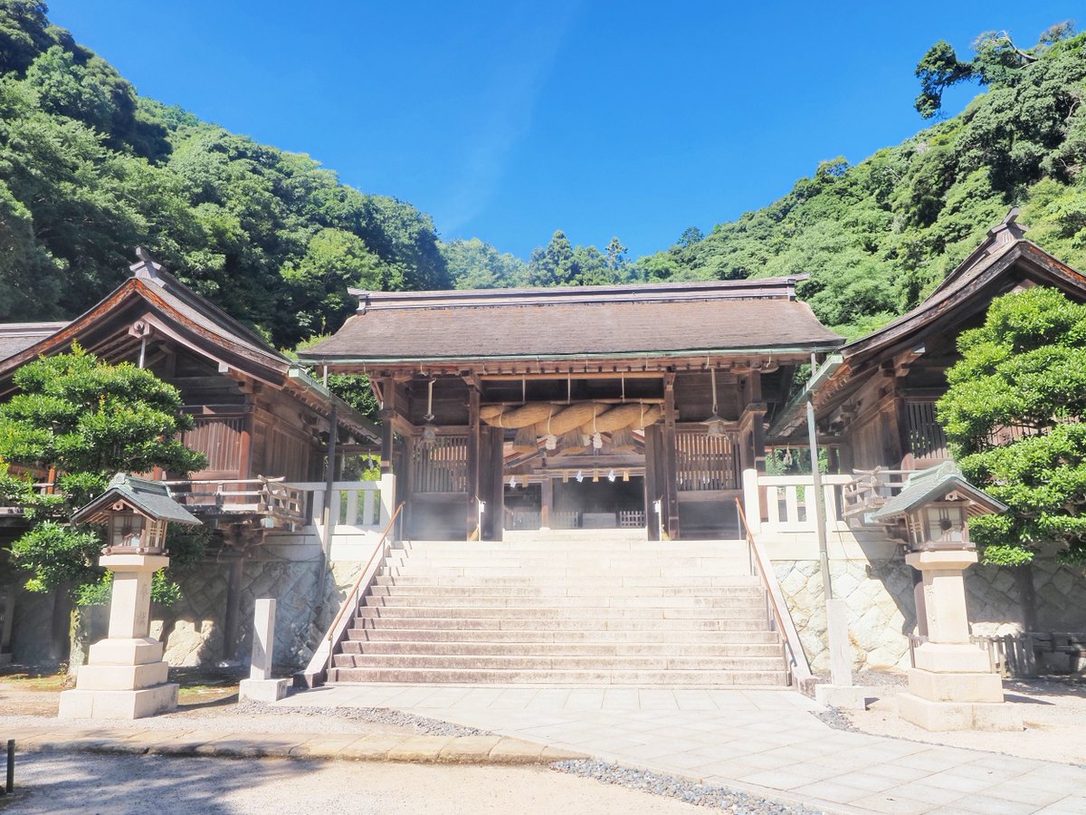 SarasvatiSayori's tweet photo. 【美保神社】松江市美保関町美保関
主祭神は事代主神と三穂津姫命。
創建は不詳ですが、式内小社で、旧社格は国幣中社。
重要文化財の本殿は左右二殿連棟の大社造で、「美保造」とか「比翼大社造」と呼ばれます。
拝殿は吹き放ちで外陣が土間なので、普通の神社とは違う印象を受けます。
#神社 https://t.co/OFvES5JBxz