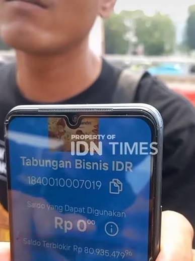 LambeSahamjja's tweet photo. koalisi masyarakat sipil kecam blokir rekening koordinator ampb supriyono:
- usman hamid bilang permintaan aparat
- bukan dasar sah buat blokir rekening
- pemblokiran dinilai gak punya dasar hukum jelas
- dianggap hambat kebebasan berpendapat lewat tekanan ekonomi
- hak berkumpul dan sampein pendapat dijamin uud 1945
- koalisi desak bank mandiri buka lagi rekening dan pulihkan akses dana
- koalisi desak ojk, komnas ham, ombudsman, dan dpr selidiki dan minta pertanggungjawaban
- apakah negara ini negara suka suka?