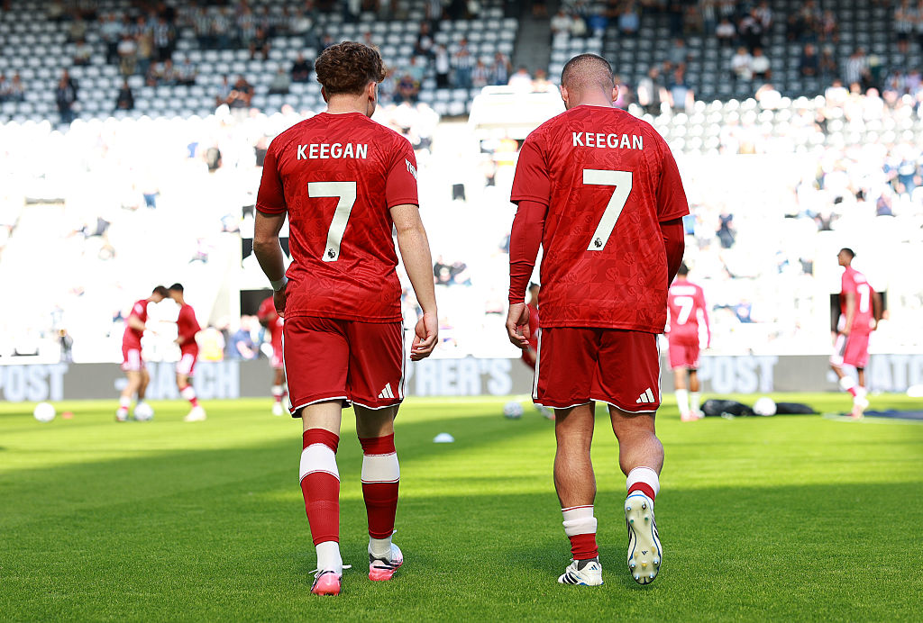 LivEchoLFC's tweet photo. #LFC players are paying tribute to Kevin Keegan before kick-off at Newcastle

https://t.co/rxX1YRWaKo https://t.co/5o4ie5fWLq