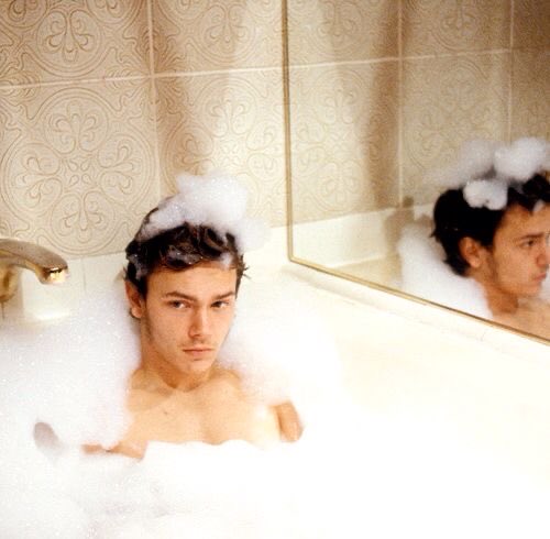 culkinhead's tweet photo. happy heavenly birthday to the beautiful river phoenix. one of the most inspirational, talented, and kind souls to ever do it that will forever leave his legacy embedded in the world. and when i look at the trees and grass i think of you. love and miss you always, have a nice day https://t.co/JHDI69HVpY