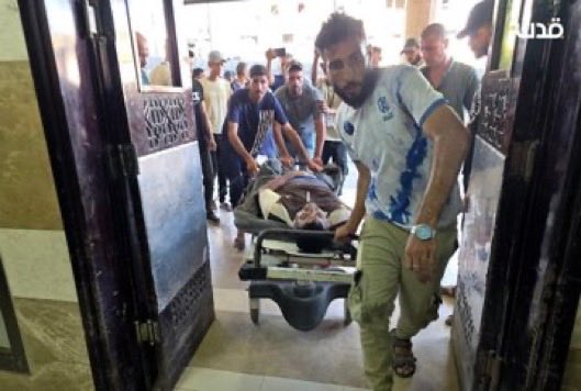 _tevhidgundemi's tweet photo. İşgalci İsrail güçlerinin Gazze Şeridi’nin güneyindeki Han Yunus’un batısında bulunan El-Luhham Kampı’na düzenlediği İHA saldırısında 6 kişi yaralandı. 

Aralarında çocukların da bulunduğu yaralılar, Naser Tıp Kompleksi’ne ulaştırıldı. https://t.co/AQi2J9aFQI