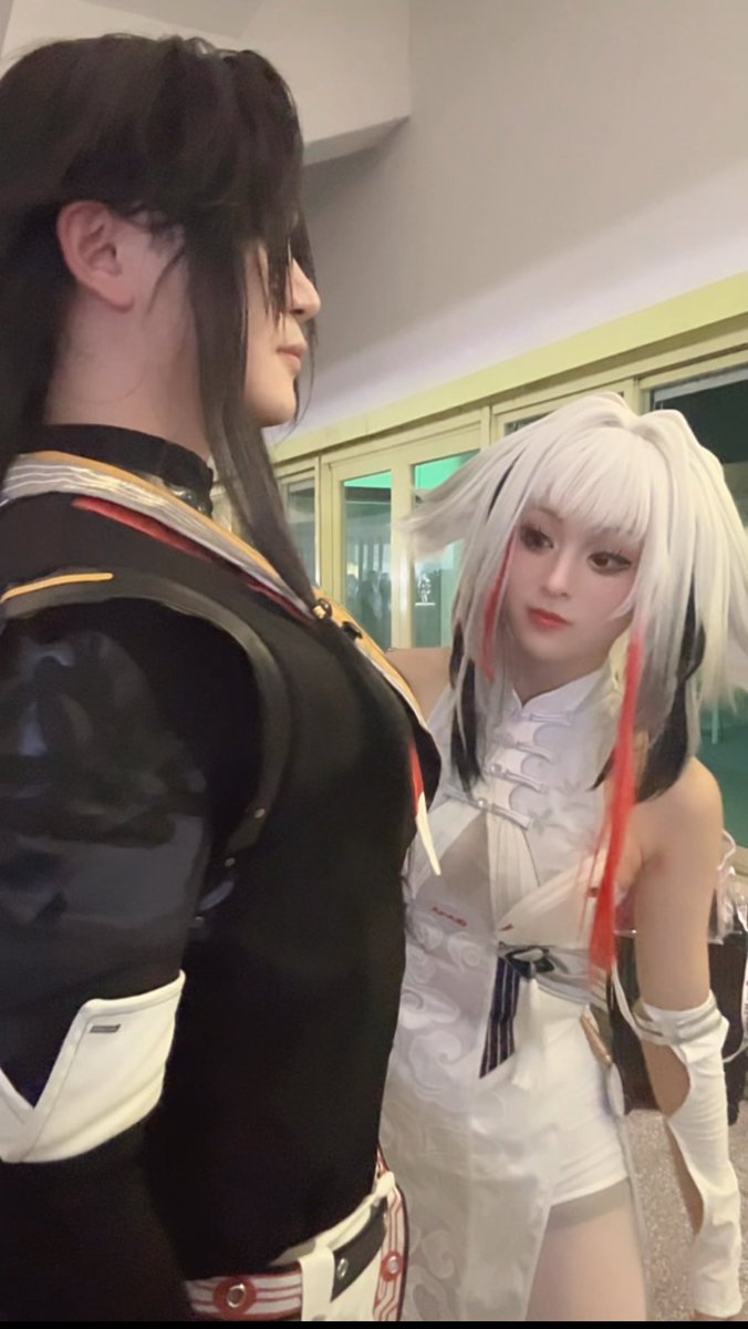 HamtaroDasso's tweet photo. 巨乳レイヤーが目の前通った時の俺 https://t.co/i2GSXPeDGS