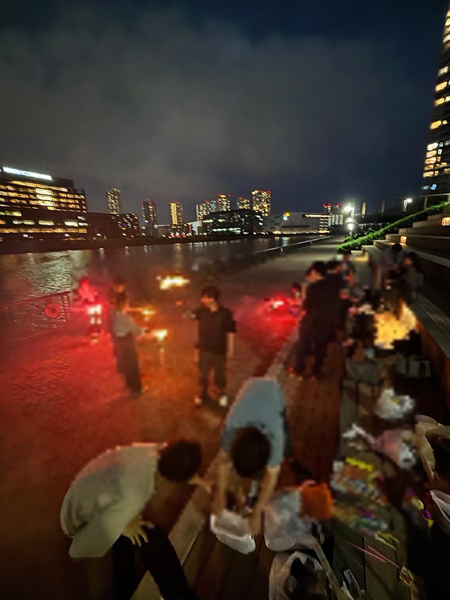 TSUTAYA2002's tweet photo. 今日は映画サークルで「オークストリートの異変」鑑賞した後、手持ち花火をしました！ https://t.co/RYGts7DkYS