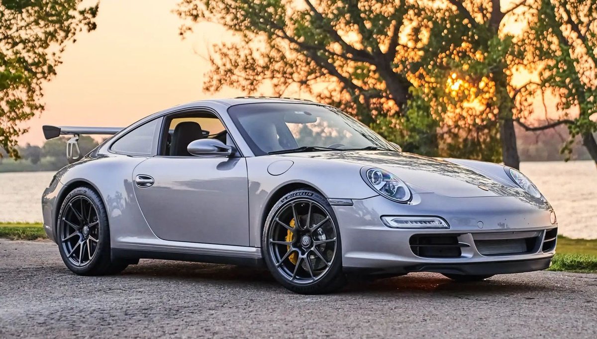 eminpazarci's tweet photo. 25 yaşından itibaren 3 yıl süper lüks Porsche Carrera 4S marka bu aracı kullanmış. Bu yarış atının da sahibi.
Daha sayayım mı?
Üzgünüm, ama çoluk çocuğunuzun nafakasını yardım diye verdiğiniz, arkasından dövülüp ağladığınız cemaat lideri denen Alihan Kuriş bu adam işte. https://t.co/midFxgG8V1