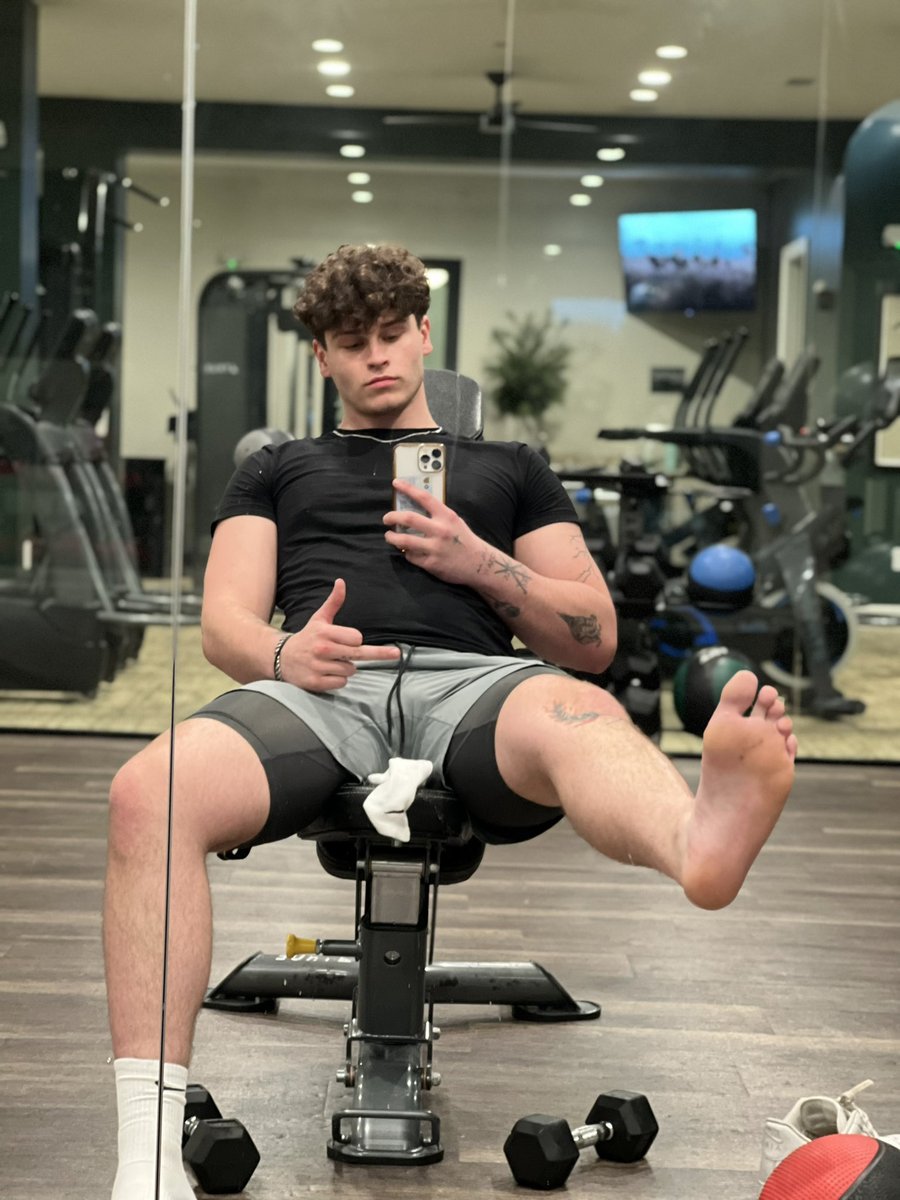 CashAlphaConnor's tweet photo. Body and feet are actually insane 😂 https://t.co/qEHhYcsjFz