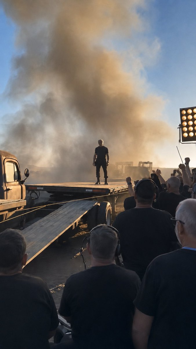 Mass_MLA's tweet photo. Leaked footage from the sets of King - Absolute Cinema loading on X-mas 🥶🔥 https://t.co/8dzsBTnZOg