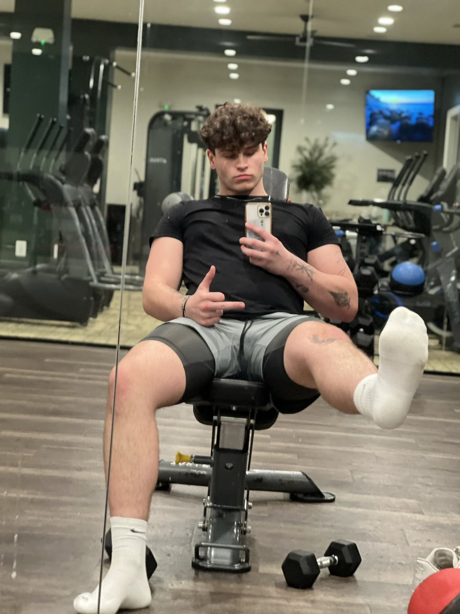 CashAlphaConnor's tweet photo. Body and feet are actually insane 😂 https://t.co/qEHhYcsjFz