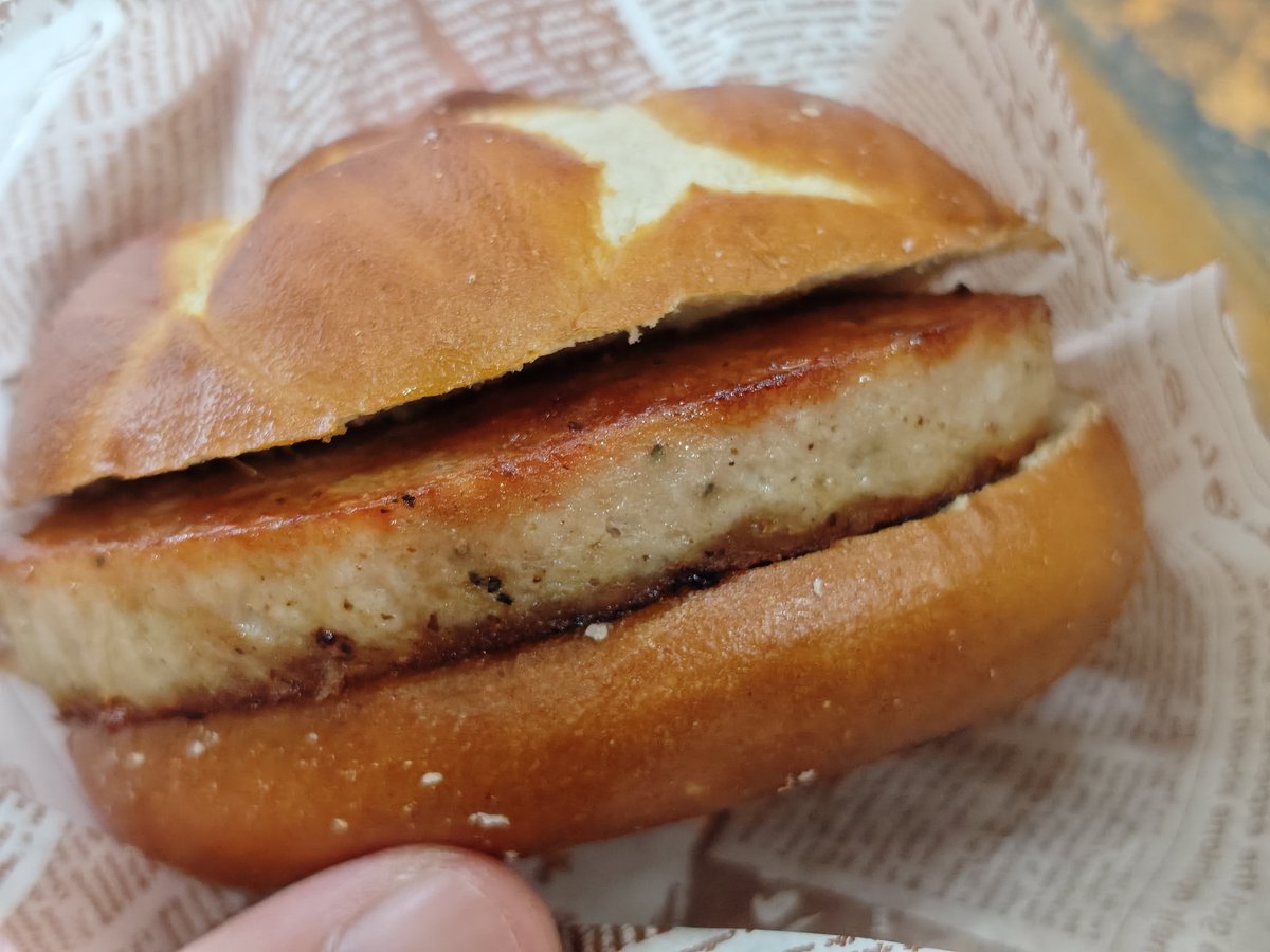 mw_ism's tweet photo. 本日のグルメ

ソフトクリームと牛乳
フライシュケーゼサンド（平ら皮無しソーセージサンド）
チーズブリトーとバスクチーズケーキ
十割そばと海鮮丼 https://t.co/1XJbubbBGR