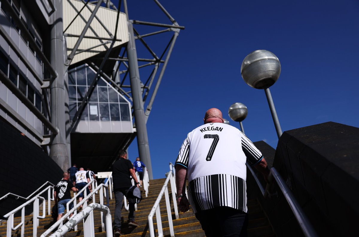 JacobsBen's tweet photo. Some beautiful tributes to Kevin Keegan ahead of Newcastle vs. Liverpool. 

Rest in peace, King Kev.🙏 https://t.co/dhykxaeBnF