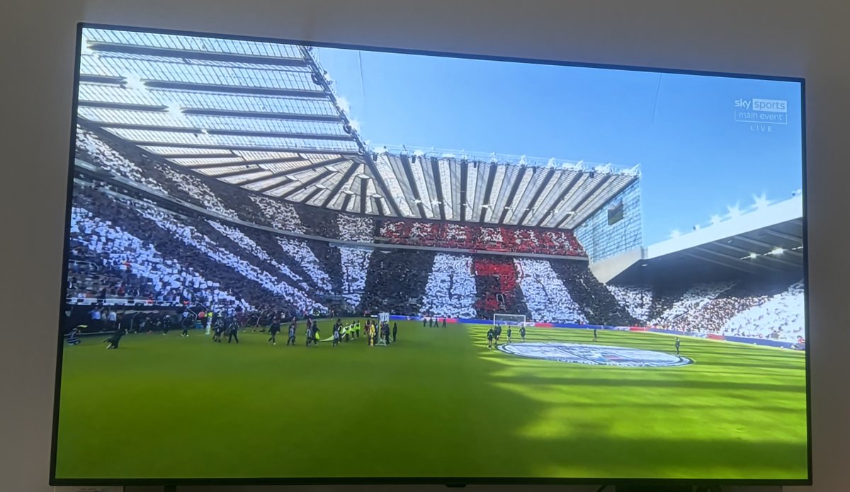 BARROWLANDS's tweet photo. What a tribute to Kevin Keegan 👏 👏 https://t.co/tmRbpEvgde