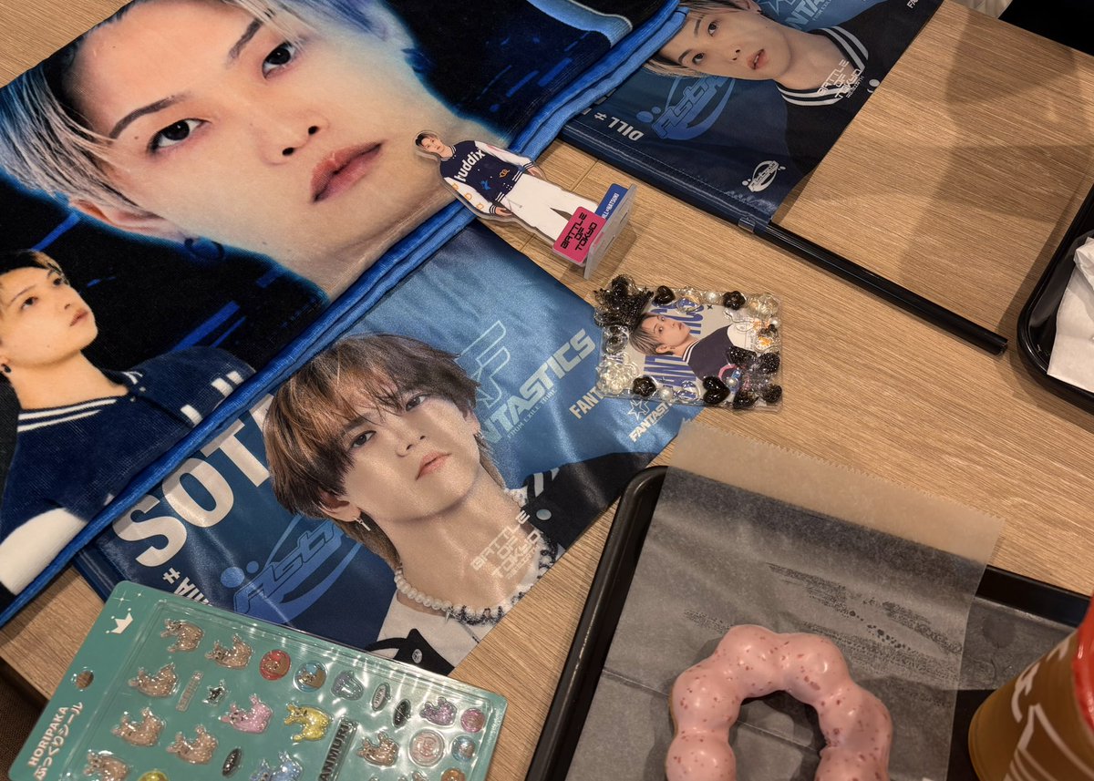 chocomint0812's tweet photo. ハンバーグ食べた後に牛タン出てきてデザートはクレープと締めにパフェみたいなライブだった（たとえ）
かっこいいなって思う人みんなメガネかけてるからやっぱりメガネが好きなんだろうか https://t.co/IDSooFJC1t