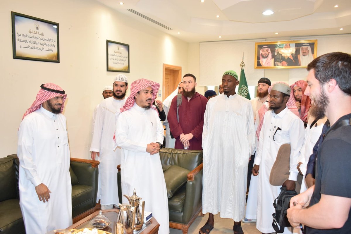 DaawaFaculty's tweet photo. نظمت #كلية_العقيدة_والدعوة جولة تعريفية للطلاب؛ بهدف تعريفهم بمرافق الكلية وأقسامها ووحداتها، والخدمات العلمية والأكاديمية والإدارية والطلابية المقدمة لهم.
وتأتي هذه الجولة ضمن الفعاليات التي تقدمها #كلية_العقيدة_والدعوة في أسبوع التهيئة الإرشادية للطلاب المستجدين وتعريفهم بالخدمات والمرافق المتاحة لهم، بما يعينهم على الاستفادة منها، ويسهم في تيسير مسيرتهم العلمية والجامعية.