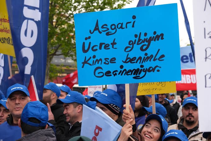 ToplumsalMht124's tweet photo. Gökhan Günaydın iktidarın yeni bir asgari ücret modeli hazırlığı içinde olduğunu iddia etti:

"Bölgesel asgari ücret açıklamaya hazırlanıyorlar. 

Yani diyorlar ki İstanbul'da yaşayan bir işçi 28 bin lira alsın. İstanbul pahalı. 

Ama daha ucuz iller var. Buralarda 28 bin lira bunların boyunu aşar. Dolayısıyla onlara daha az asgari ücret verelim diyorlar."