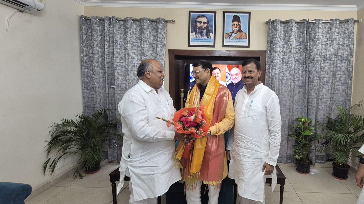 Amarpalmbjp's tweet photo. दिल्ली आवास पर प्रदेश उपाध्यक्ष श्री ब्रज बहादुर जी , प्रदेश मंत्री श्री शिव भूषण जी भाजपा उत्तर प्रदेश से आत्मीय भेंट हुई।
@bjp 
@narendramodi https://t.co/e6XsNqt6m3