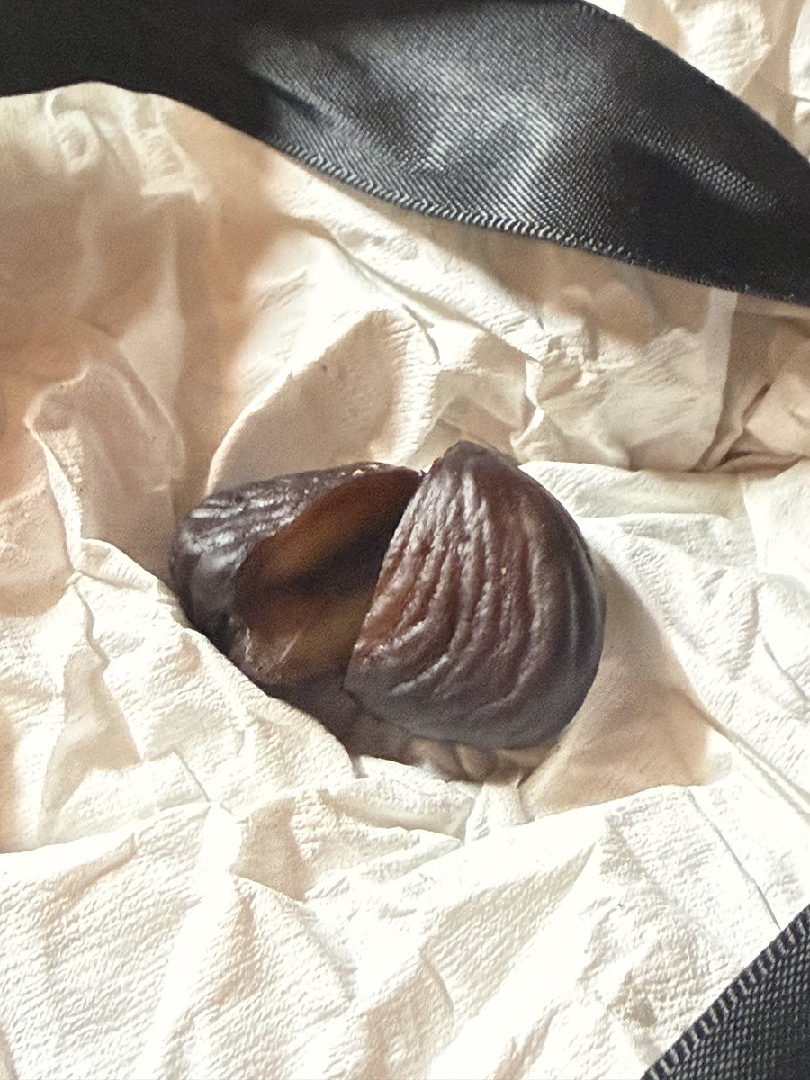manachorosuke's tweet photo. 昨日京さんに貰ったお包み開けたら（つくね入ってるポスト見て焦って笑）
まさかの剥き栗が入ってた！！
食べて私の血肉にします🌰
美味しいお栗さんごちそうさまでした🙏 https://t.co/D2UGj25QNS