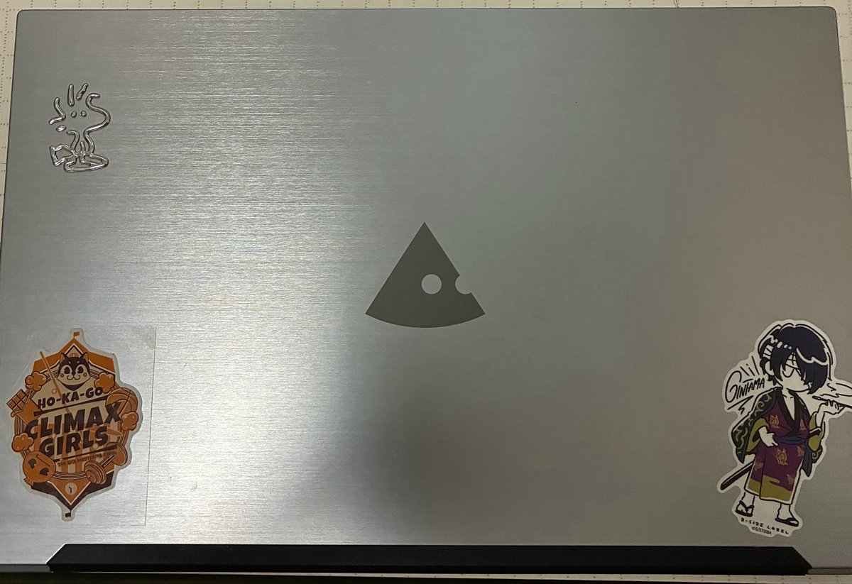 apollonron27's tweet photo. 誰かが「ステッカーは増殖する」って言ってたけど、ほんとに増殖してきた。いよいよ埋めるか。 https://t.co/QXchENU792