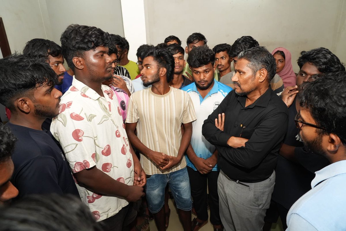 VanniTamizhVCK's tweet photo. திண்டிவனம் - அண்ணா பல்கலைக்கழகத்தின் உறுப்பு பொறியியல் கல்லூரியில் உள்ள மாணவர் விடுதியில் இன்று (23.08 26) ஆய்வு மேற்கொண்டோம். விடுதி மாணவர்களுடன் உரையாடி அவர்களது தேவைகள் குறித்து கேட்டறிந்தோம். விடுதியில் தயாரிக்கப்பட்டிருந்த இரவு உணவை உண்டு அதன் தரத்தை உறுதி செய்தோம். இவ்வாய்வின் போது விழுப்புரம் மாவட்ட ஆட்சியர் திரு. ஷே. ஷேக் அப்துல் ரஹ்மான் மற்றும் அதிகாரிகள் உடன் இருந்தனர்.
