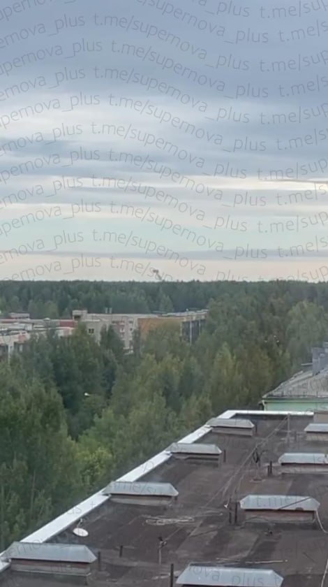 clashreport's tweet photo. BIG: Ukrainian drones reached Russia's Arkhangelsk region for the first time, roughly 1,800-1,900 km from the Ukrainian border, with preliminary reports suggesting they targeted Plesetsk Cosmodrome.

Russia claims roughly 40 drones were destroyed over the region. 

A local official said the drones targeted "strategic facilities." 

Plesetsk is Russia's main military spaceport, used for satellite launches, ICBM testing including the Sarmat, and Russia's Starlink-equivalent Rassvet constellation.