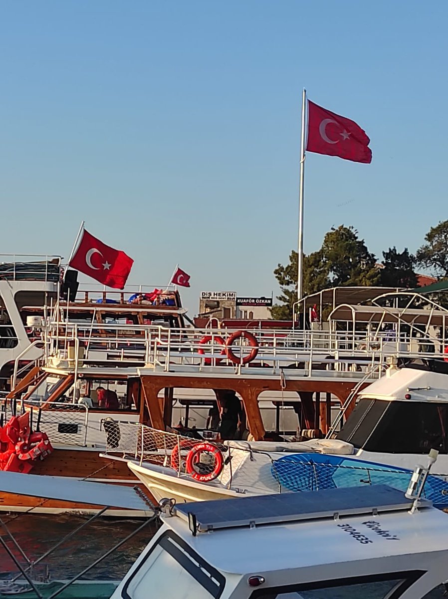 borsatakimi's tweet photo. #ayvalik #CumhuriyetMeydan öğlen sıcaklık gölgede. #yaz #balikesir https://t.co/uztR8E0czQ