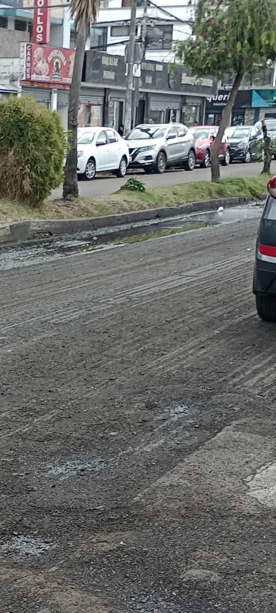 SOSECO2018's tweet photo. Los genios de @ObrasQuito as�� dejan abierta a la circulación en la Tomás de Berlanga. 
Charcos del aceite de las máquinas, materiales desperdigados, parterres rotos, veredas rotas, van 3 semanas, dicen que ya vendrá otro contrati$$ta a terminar la obra.💰💸💰💸💰💸 https://t.co/DnepRqIDDl