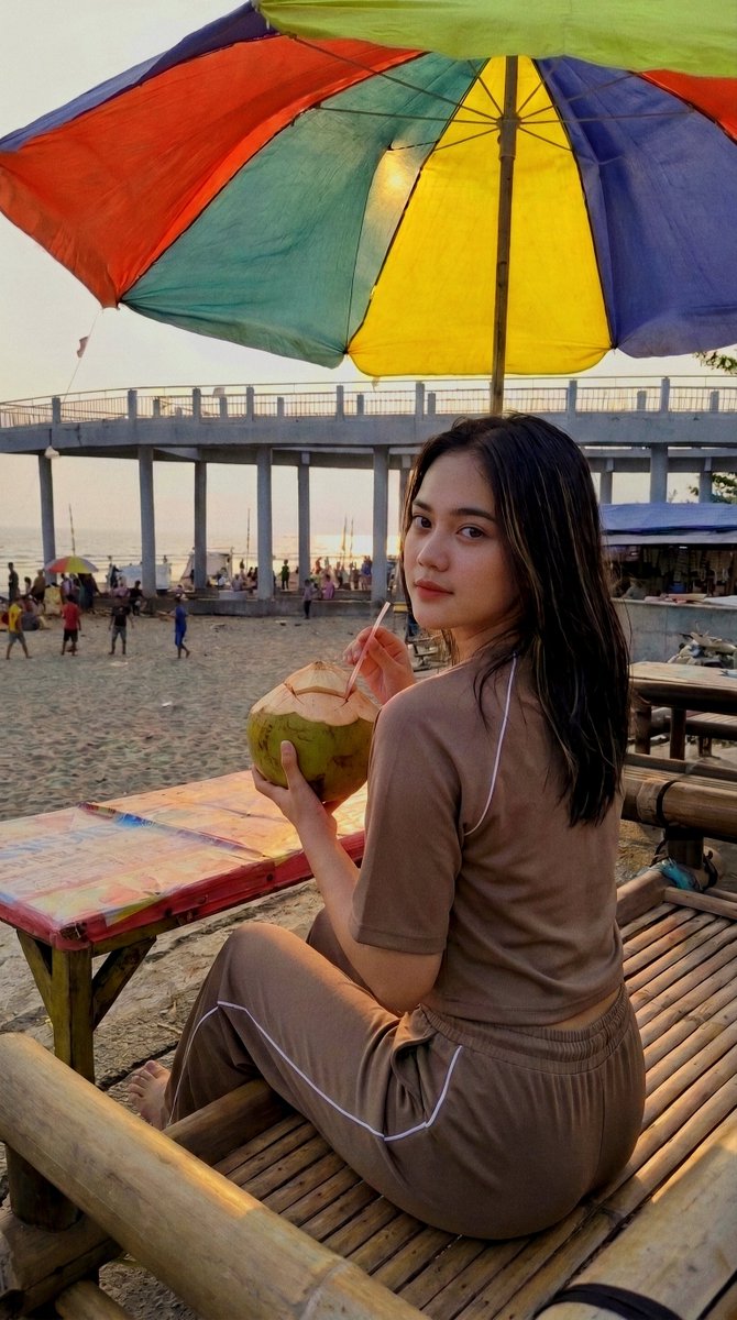 dessijewels_'s tweet photo. Kelapa muda, suara ombak, dan senja yang perlahan pulang.
Kadang bahagia memang sesederhana menikmati sore tanpa terburu-buru. https://t.co/FDypf3APlD