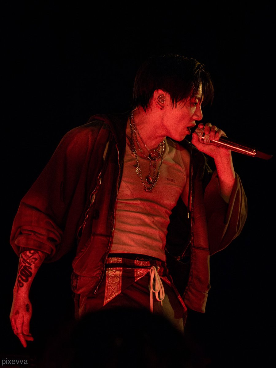 archiveforJK's tweet photo. these jungkook photos from last night are insane. 

📸pixevva https://t.co/tX4ybIurcI