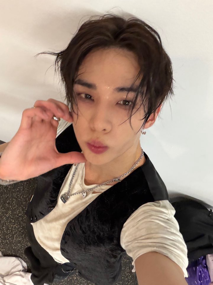 spearhyunnie's tweet photo. HYUNJIN SENT PICTURES ON 💭 https://t.co/W4CfQtCehG