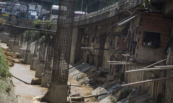 Ope_Legis_'s tweet photo. @VivaLaUCV Valle Coche (Segundo Piso) En 2015 inaguraron esa "obra". Los padres de la criatura Haiman El Troudi (Ministro) y Jorge Rodríguez (Alcalde). Con bases invadiendo el cauce del río. Las consecuencias eran de esperarse https://t.co/rS1Y2pZCwS
